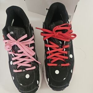 Hello Kitty Adidas astir